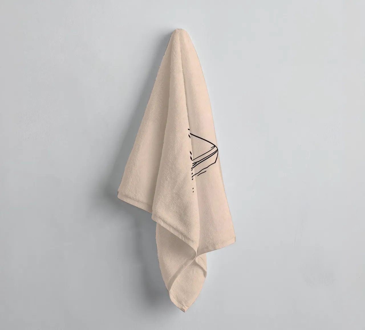 Voilier glissant sur des eaux calmes au crépuscule avec une douce vague serviette de bain de DesignDoodle