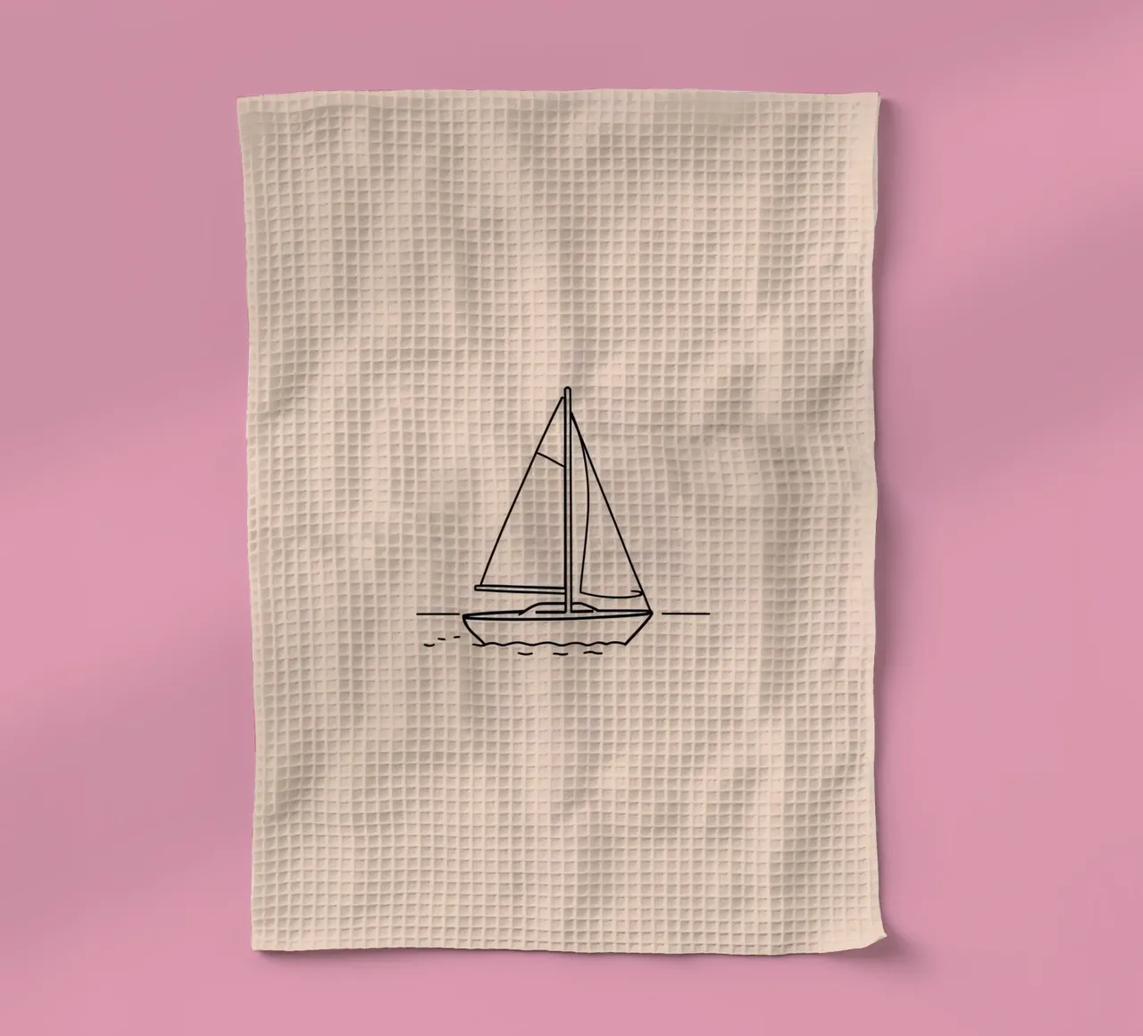 Voilier glissant sur des eaux calmes au crépuscule avec une douce vague torchon de DesignDoodle