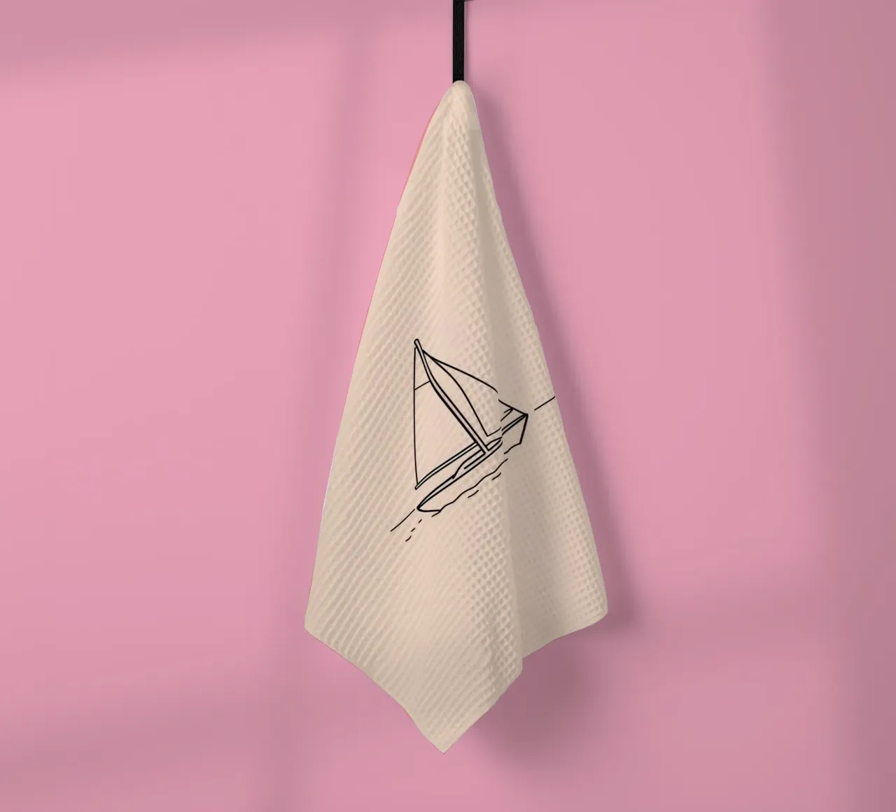 Voilier glissant sur des eaux calmes au crépuscule avec une douce vague torchon de DesignDoodle