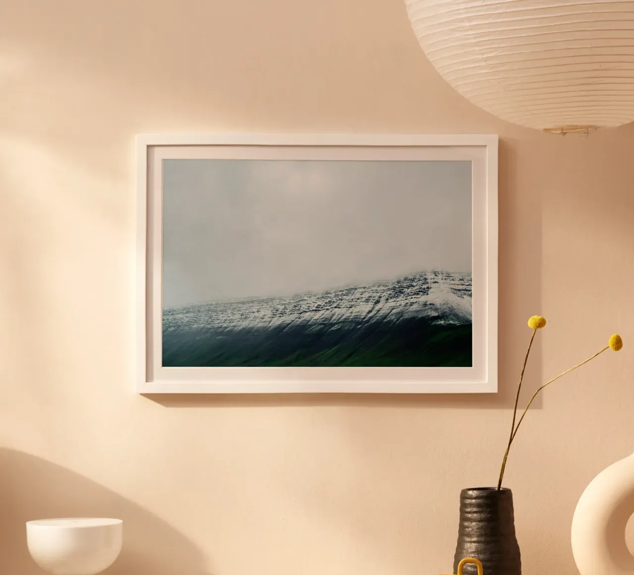 Islanda Montagna di neve poster con telaio in plastica da KISSA STUDIO