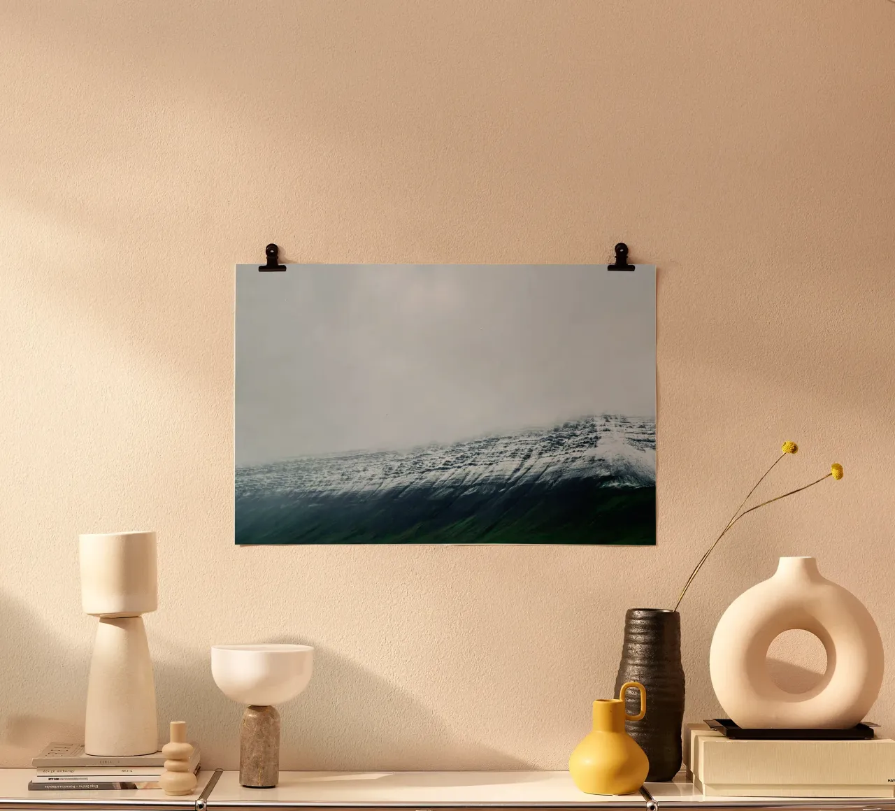 Islanda Montagna di neve poster con telaio in plastica da KISSA STUDIO
