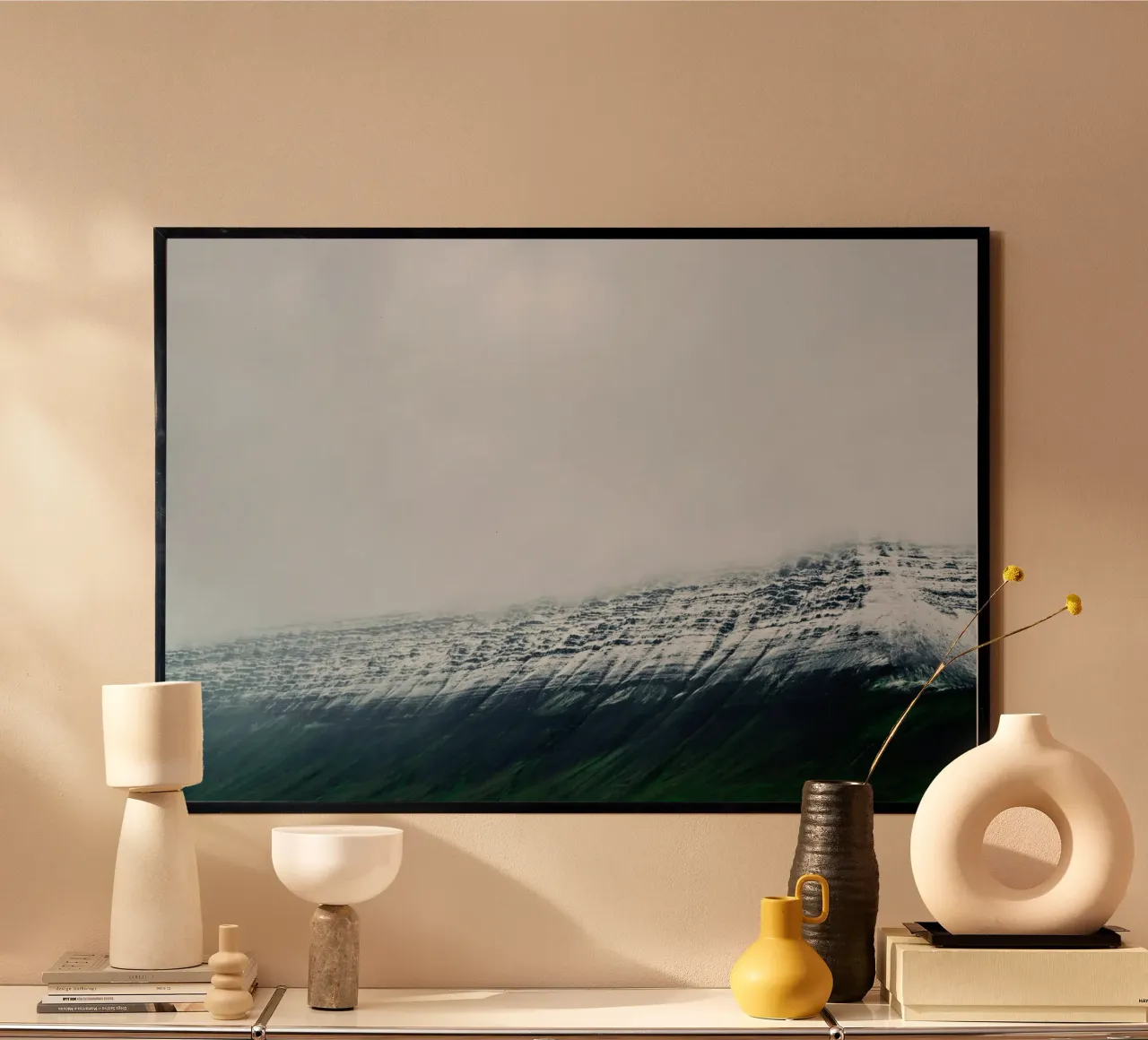 Islanda Montagna di neve poster con telaio in plastica da KISSA STUDIO