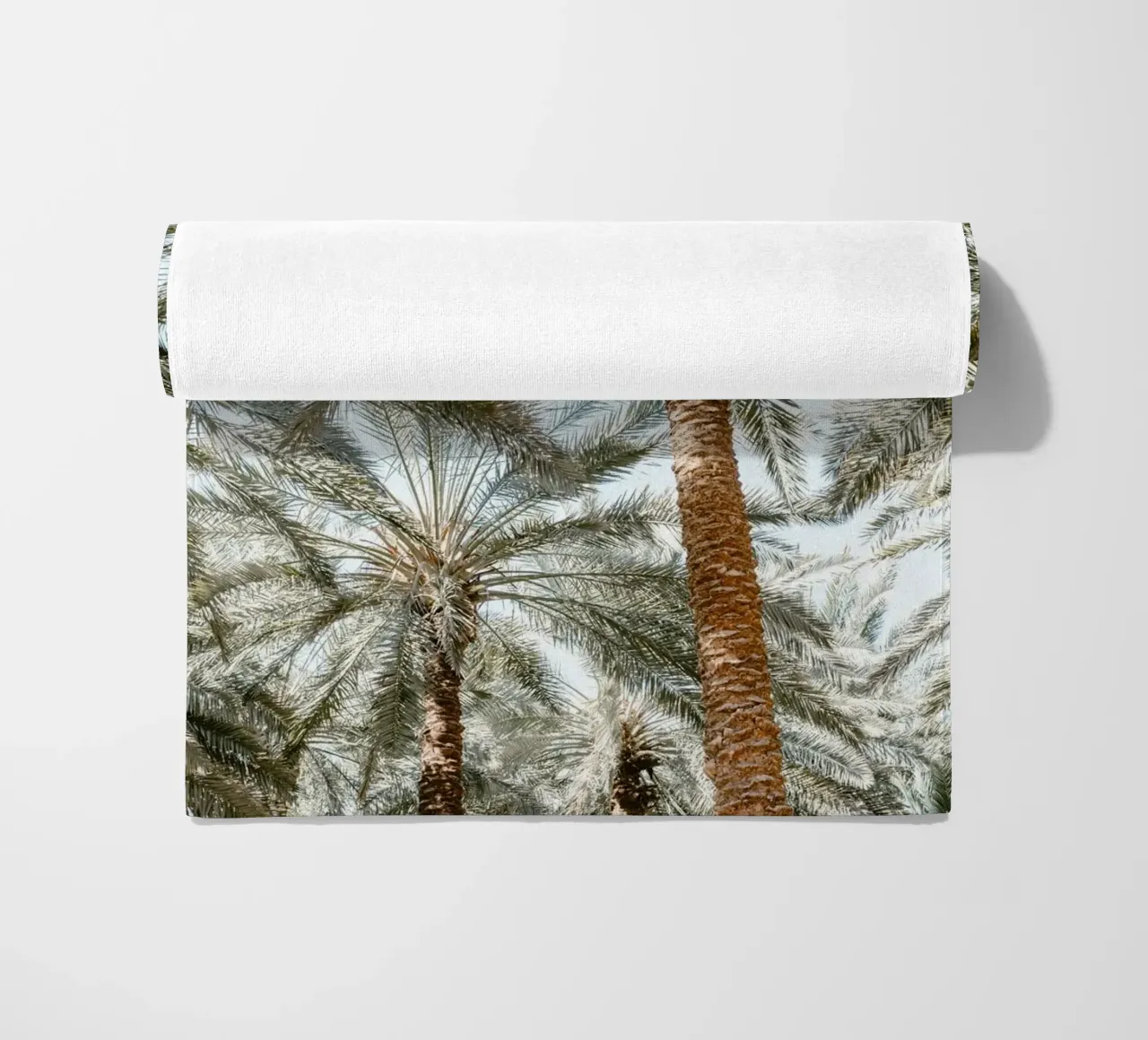 Oasis with palm trees telo mare da photolovers