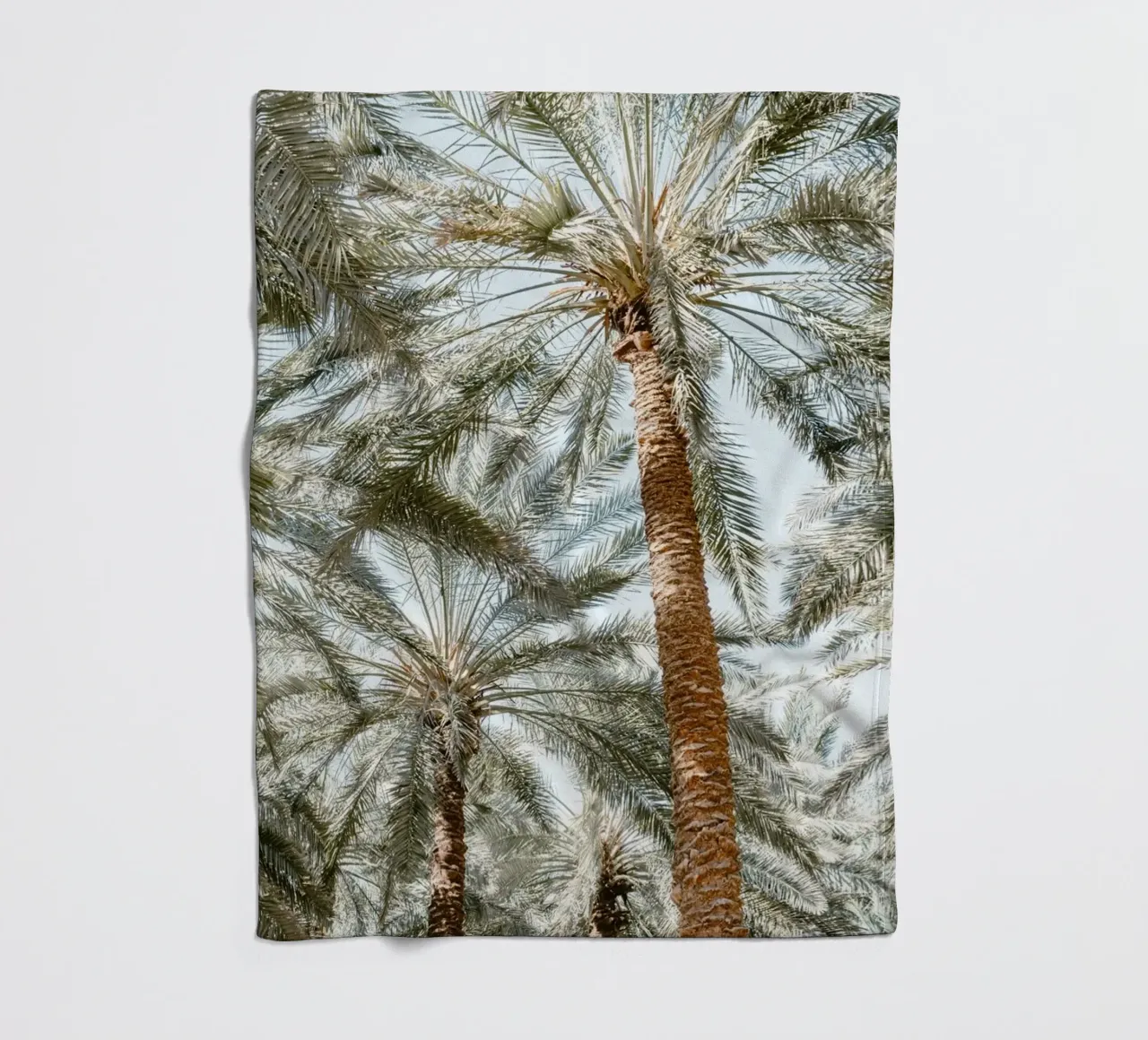 Oasis with palm trees coperta in pile da photolovers
