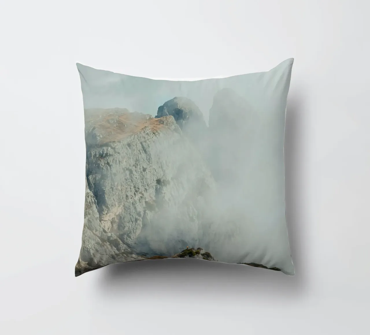 nebbia in montagna cuscino da Earthly Visions