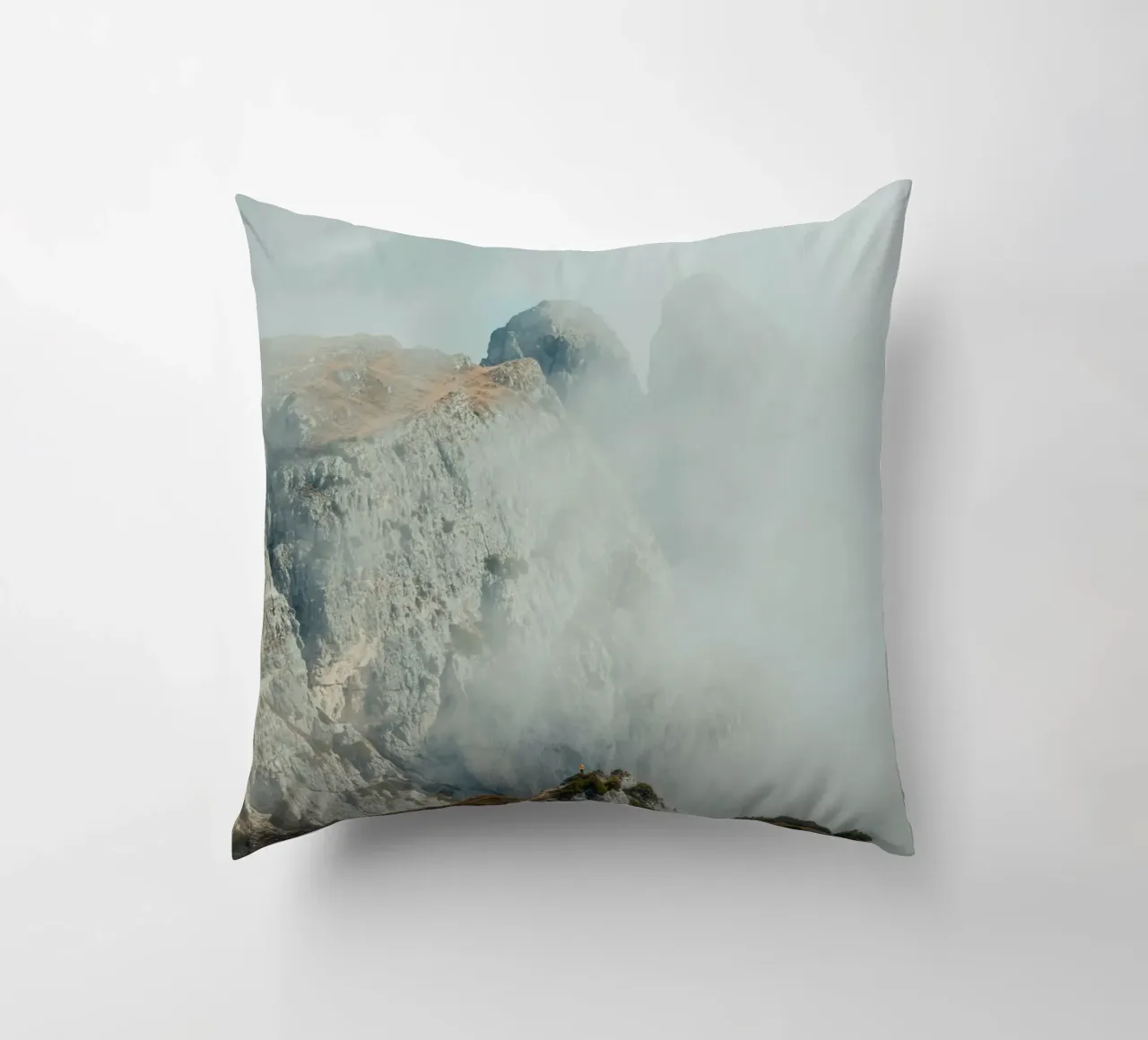 nebbia in montagna cuscino da Earthly Visions