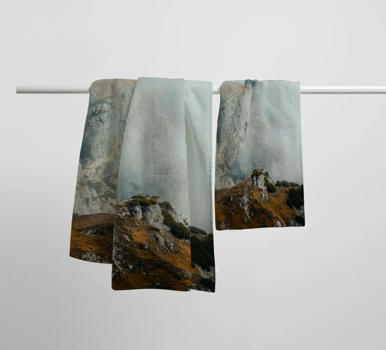 nebbia in montagna asciugamano da bagno da Earthly Visions