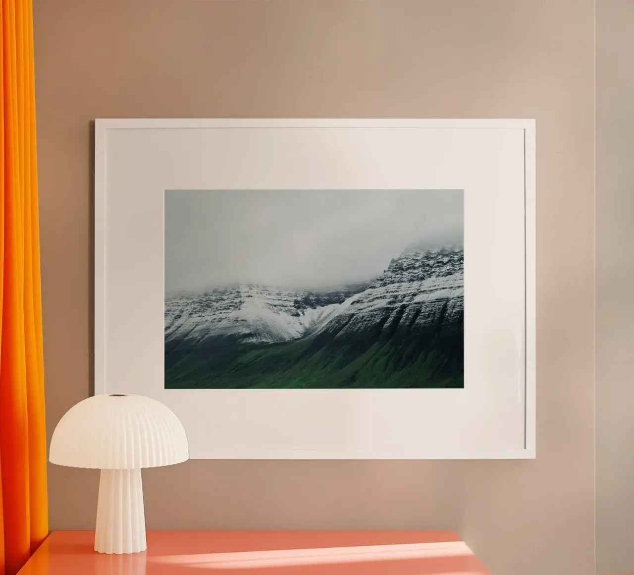 Islanda Montagna di neve poster con telaio in plastica da KISSA STUDIO