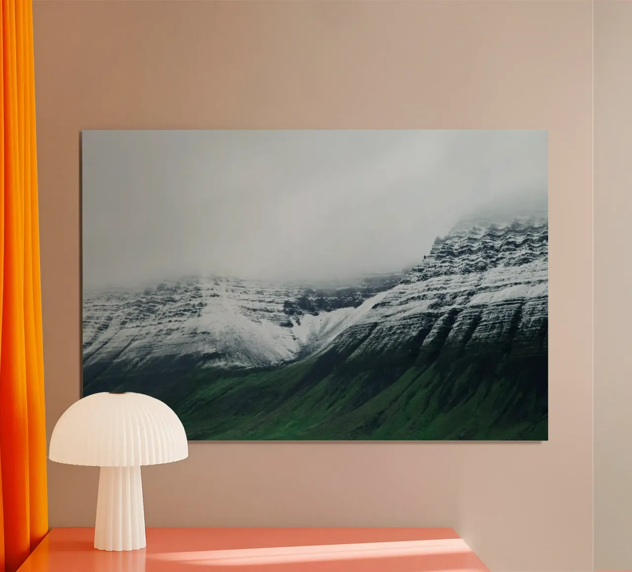 Islanda Montagna di neve poster con telaio in plastica da KISSA STUDIO