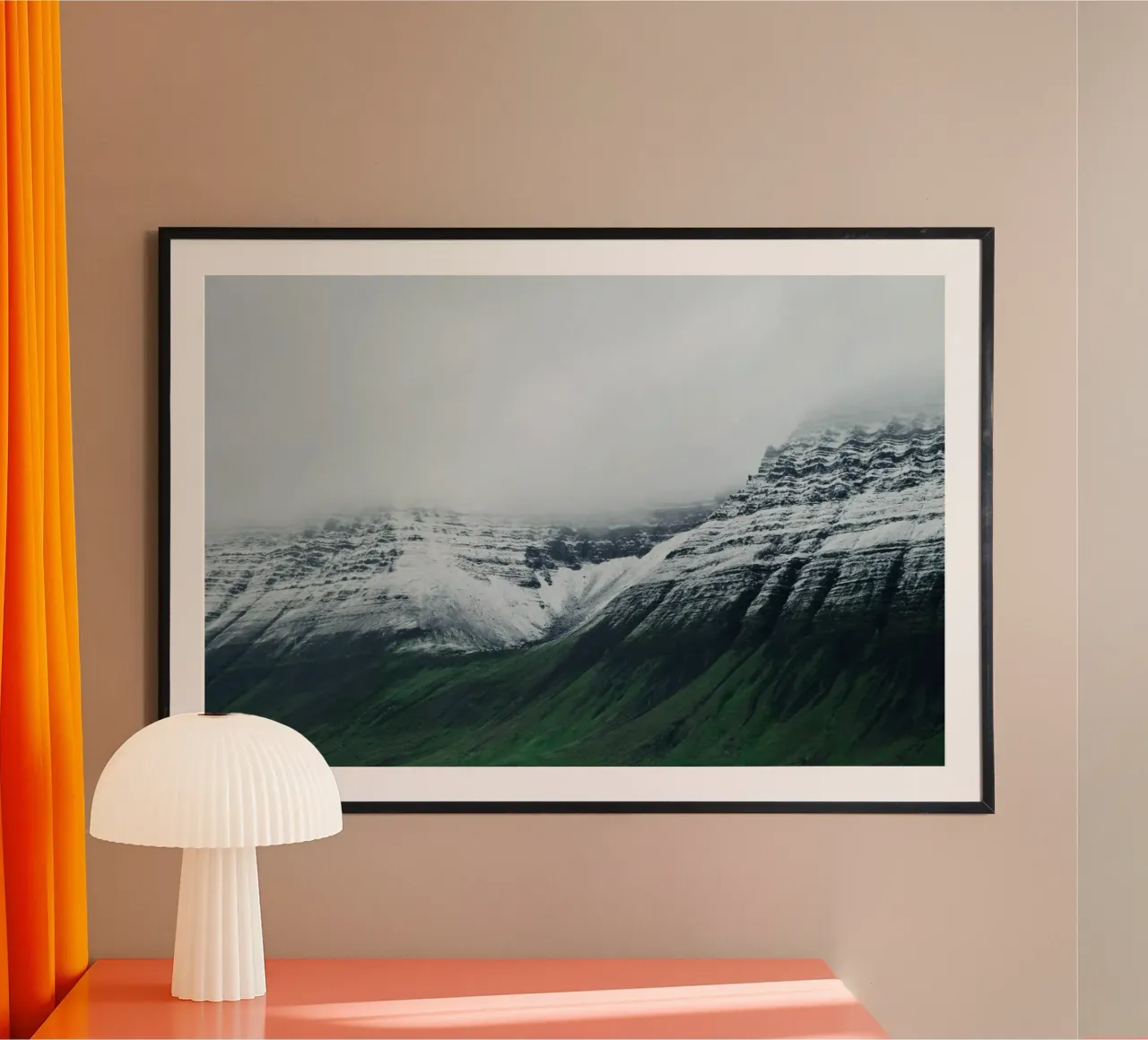 Islanda Montagna di neve poster con telaio in plastica da KISSA STUDIO