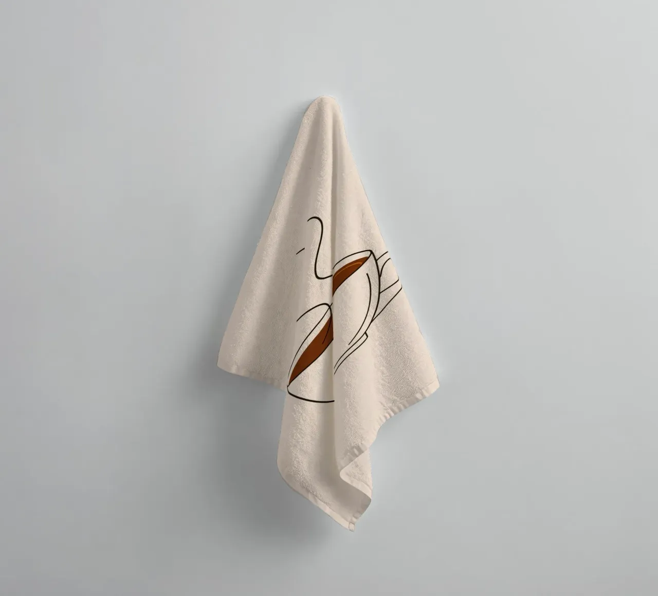 Tazza di caffè caldo con vapore che sale su un'opera d'arte neutra asciugamano da bagno da DesignDoodle