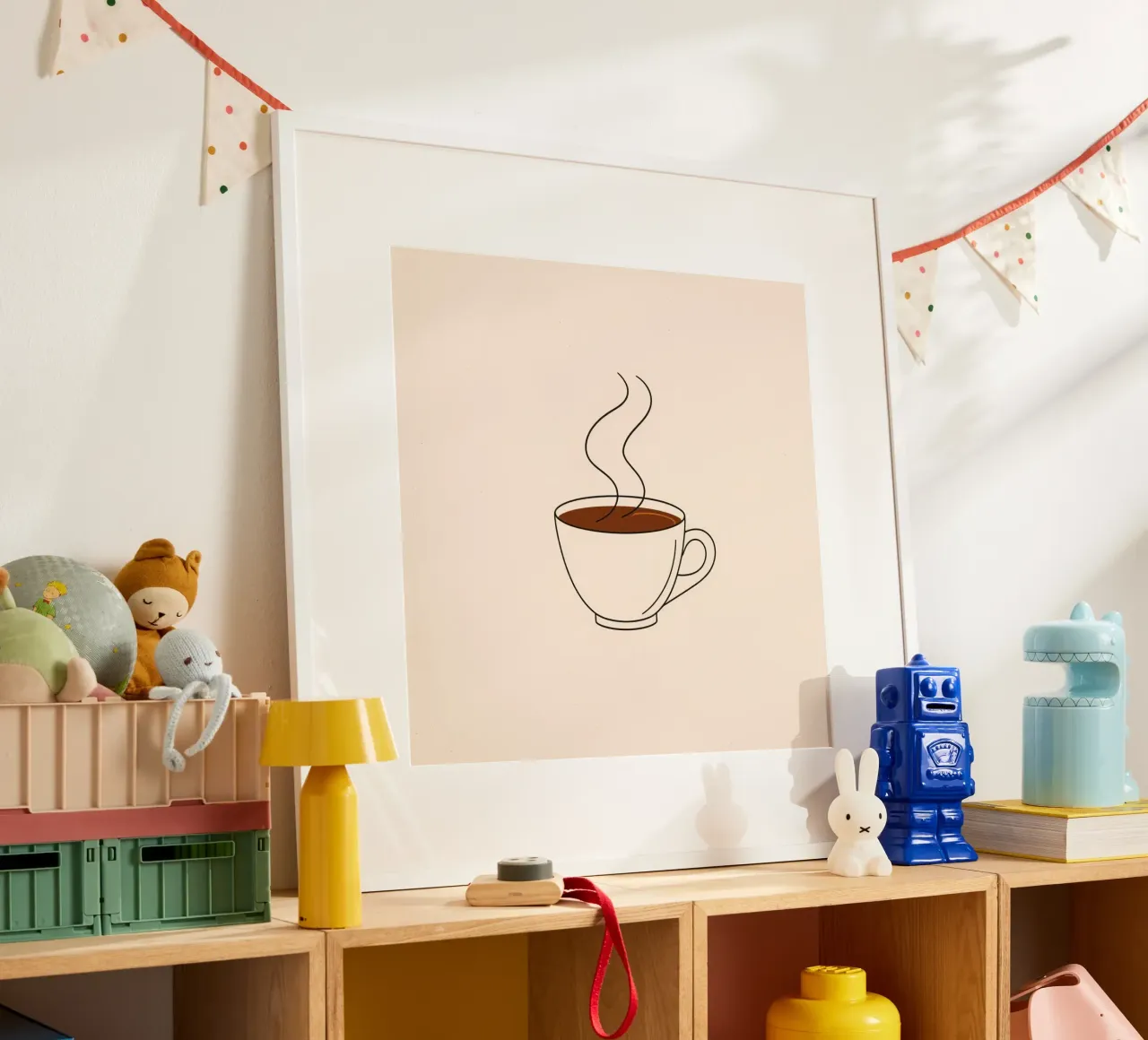 Warme Tasse Kaffee mit aufsteigendem Dampf vor neutraler Kunst Poster mit Holzrahmen von DesignDoodle