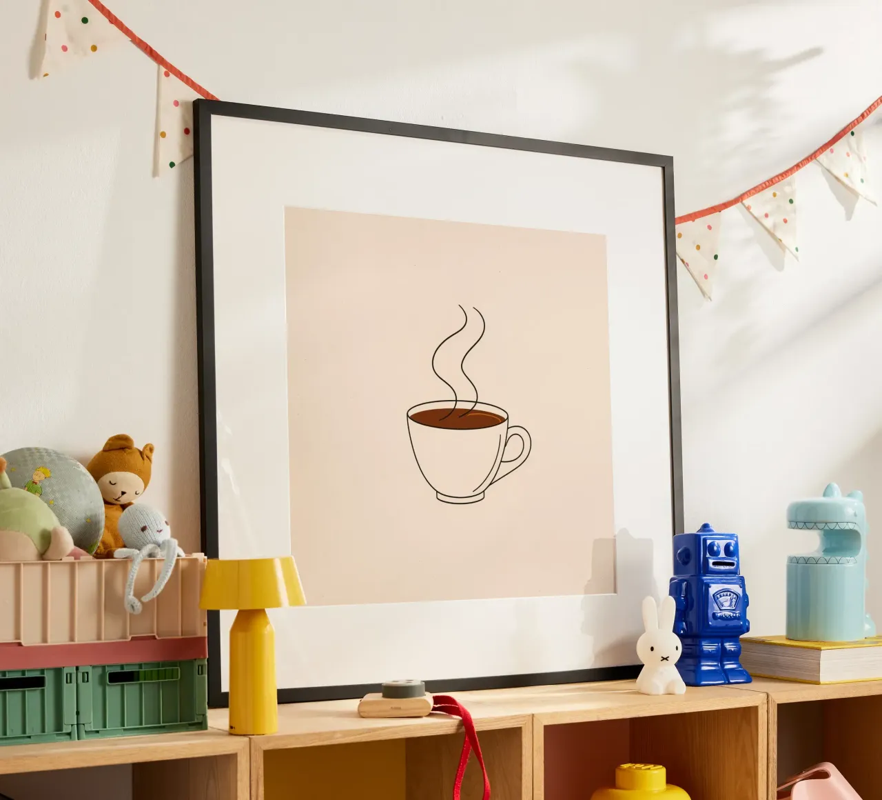 Warme Tasse Kaffee mit aufsteigendem Dampf vor neutraler Kunst Poster mit Holzrahmen von DesignDoodle