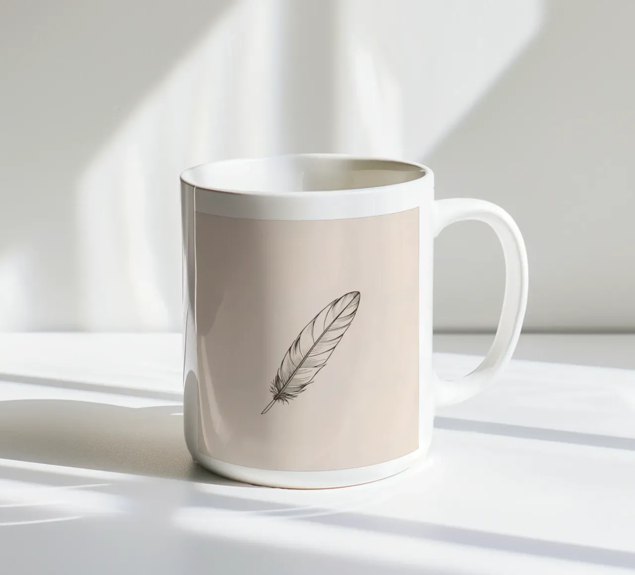 Delicate zwarte veer rustend op een lichte achtergrond keramische mok van DesignDoodle