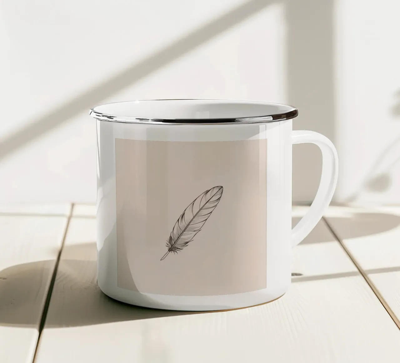 Delicate zwarte veer rustend op een lichte achtergrond emaille mok van DesignDoodle