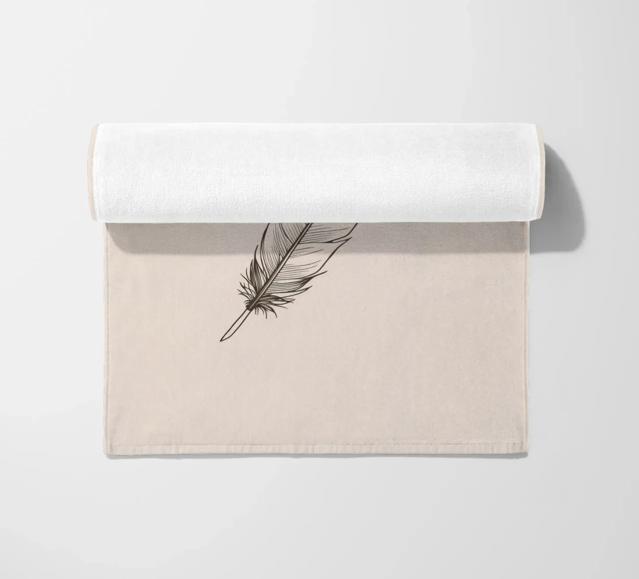 Delicate zwarte veer rustend op een lichte achtergrond strandhanddoek van DesignDoodle