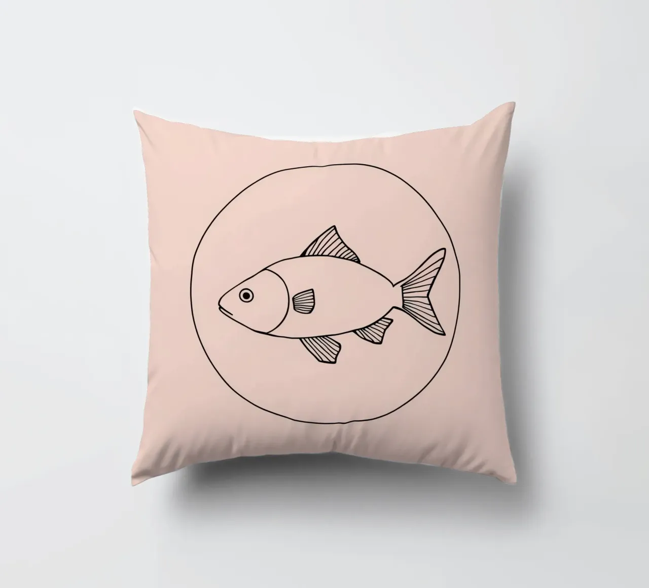 Illustrazione di un pesce delineato in nero su un'opera d'arte minimalista cuscino da DesignDoodle