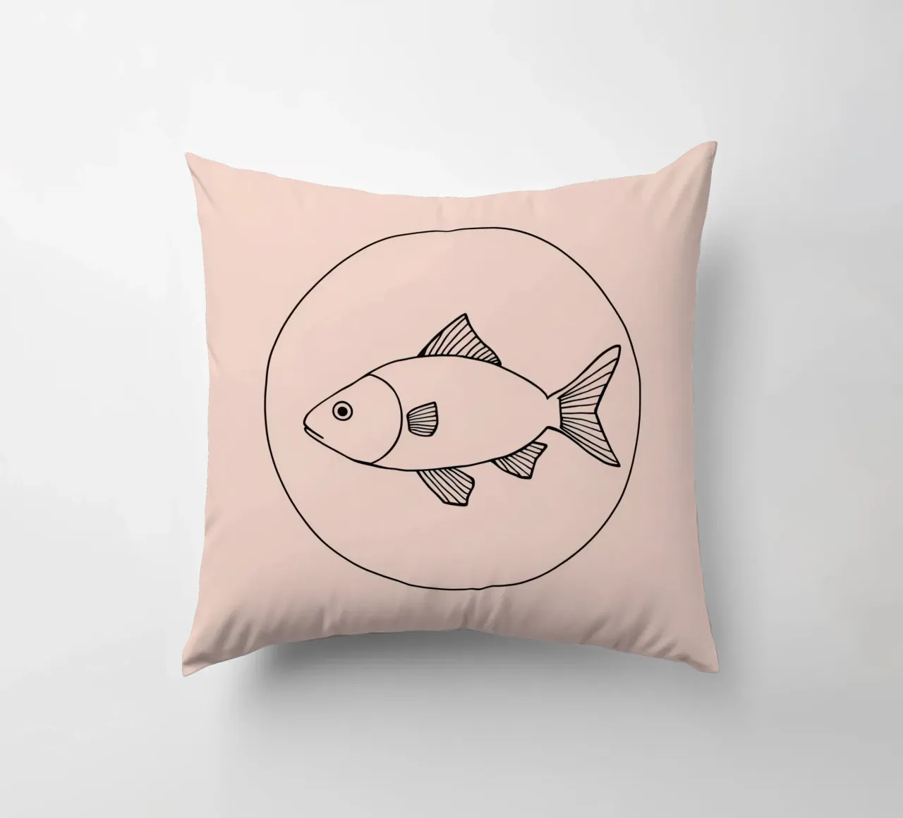 Illustrazione di un pesce delineato in nero su un'opera d'arte minimalista cuscino da DesignDoodle