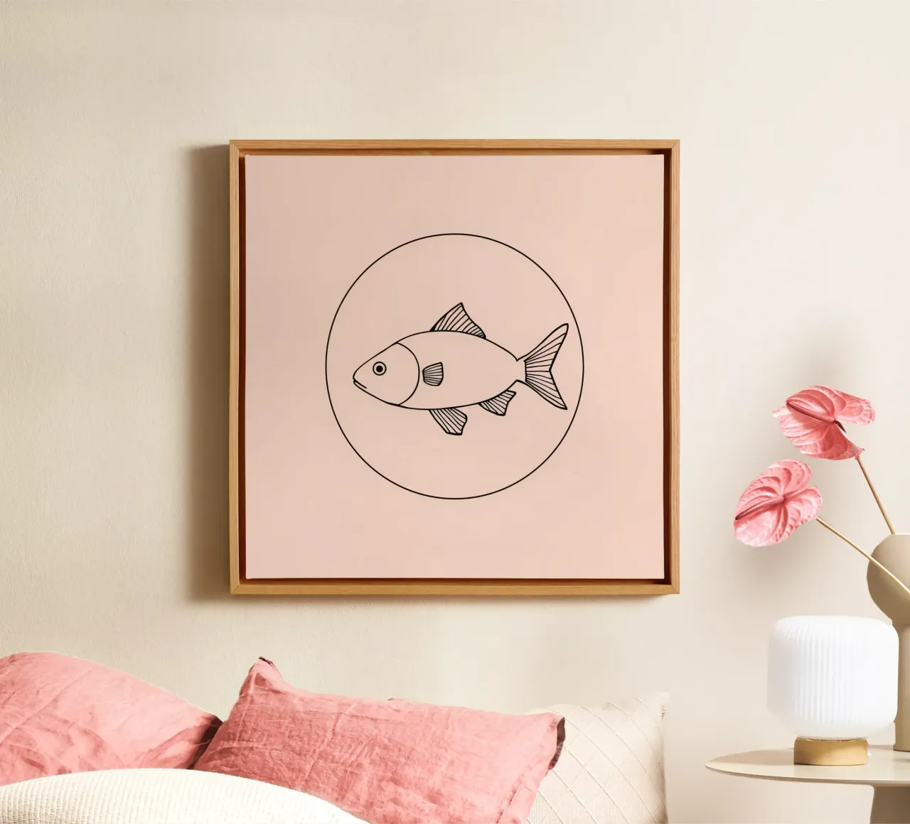 Illustrazione di un pesce delineato in nero su un'opera d'arte minimalista tela con Cornice a cassetta da DesignDoodle