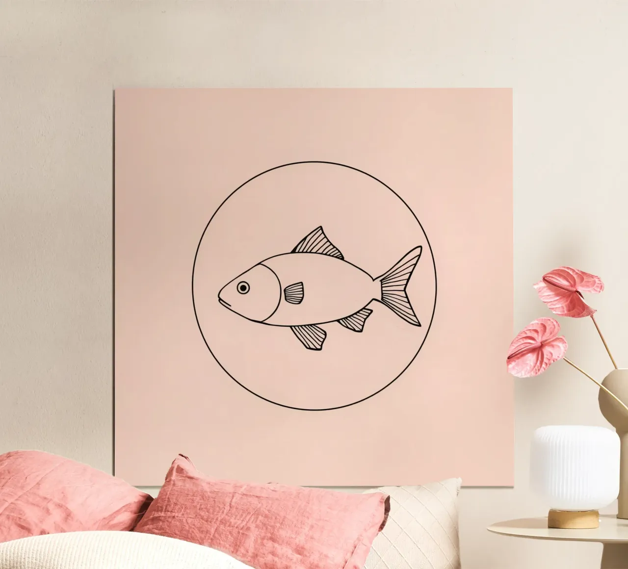 Illustrazione di un pesce delineato in nero su un'opera d'arte minimalista poster da DesignDoodle