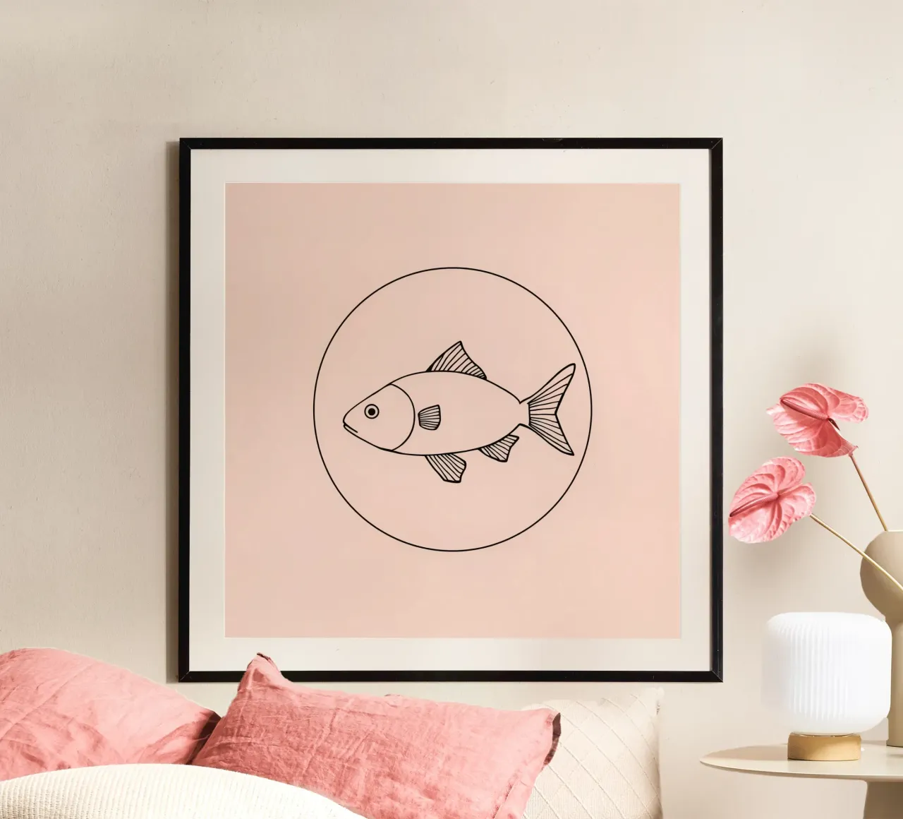 Illustrazione di un pesce delineato in nero su un'opera d'arte minimalista poster da DesignDoodle