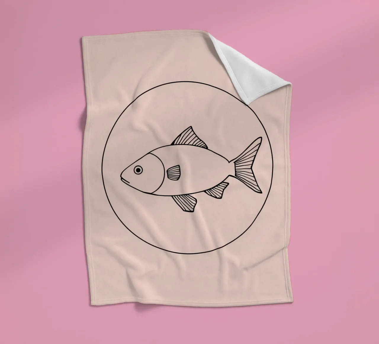 Illustrazione di un pesce delineato in nero su un'opera d'arte minimalista coperta in pile da DesignDoodle