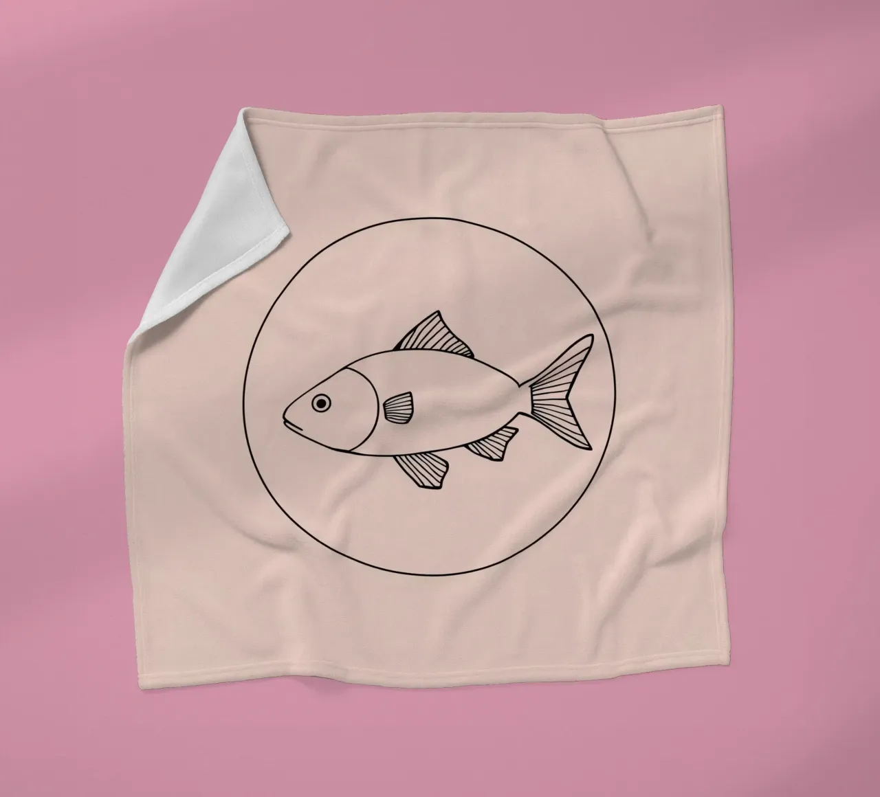 Illustrazione di un pesce delineato in nero su un'opera d'arte minimalista coperta in pile da DesignDoodle