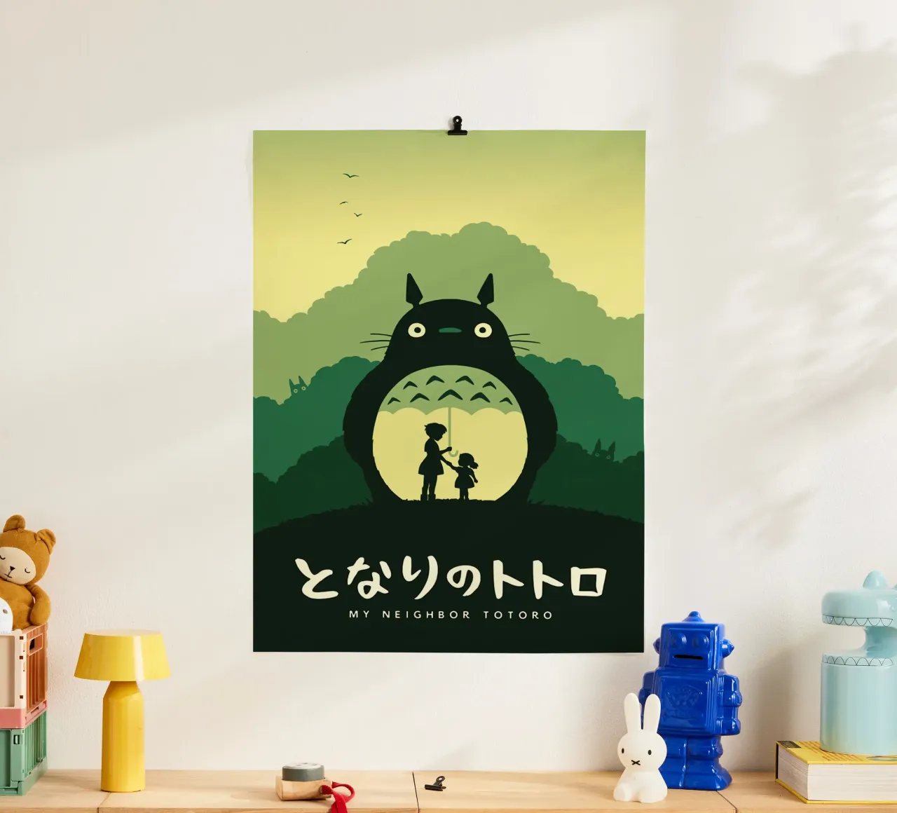 Il mio vicino Totoro poster con telaio in alluminio da Alice Slatera