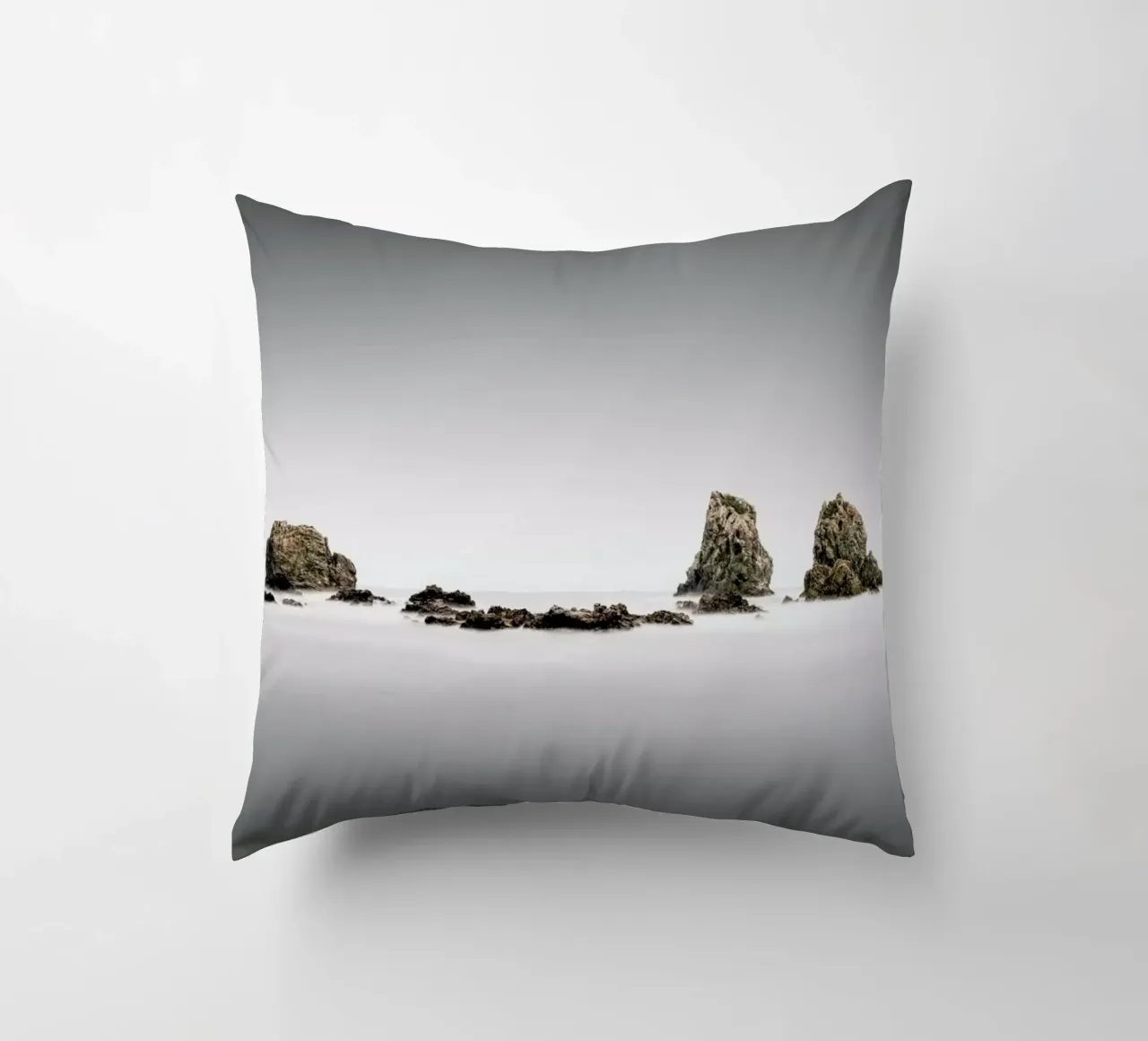 Japan Seastack Study III cuscino da Michael J. Reibert