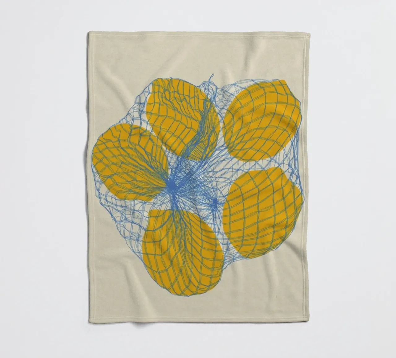 Cinque limoni in una borsa a rete coperta in pile da Rosi Feist