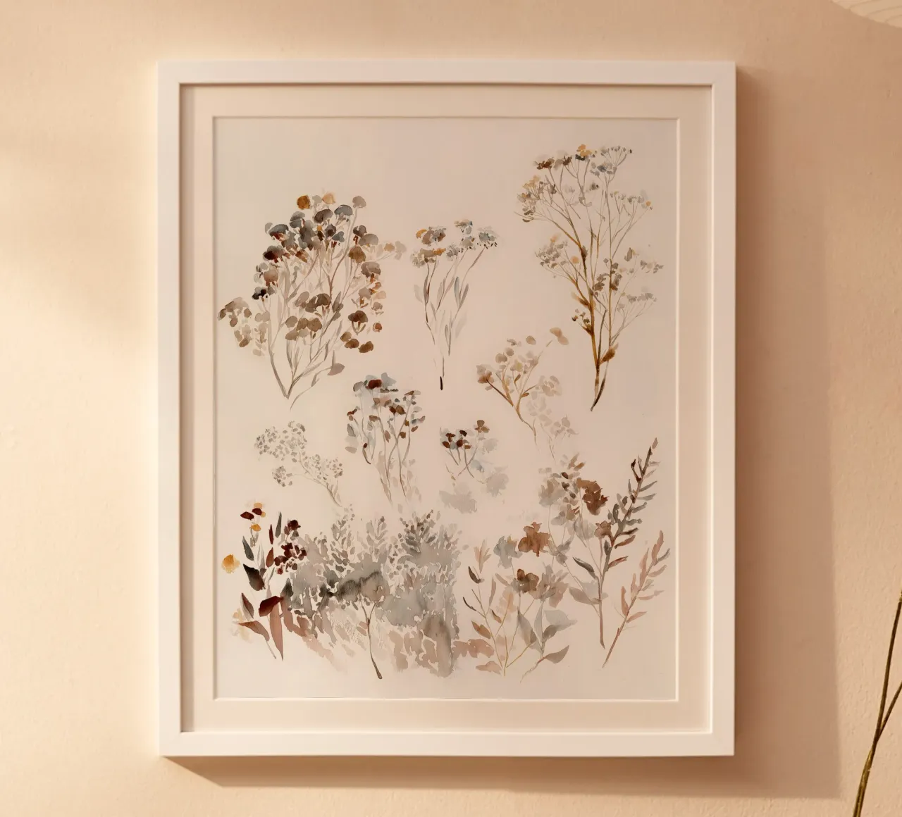 Sussurri di fiori secchi poster con telaio in legno da Sophia Calder Studio