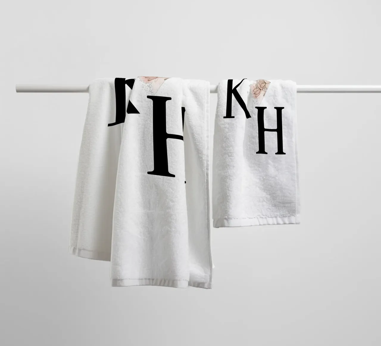 Lettere K e H con fiore - design monogramma asciugamano da bagno da StrindesignStudio