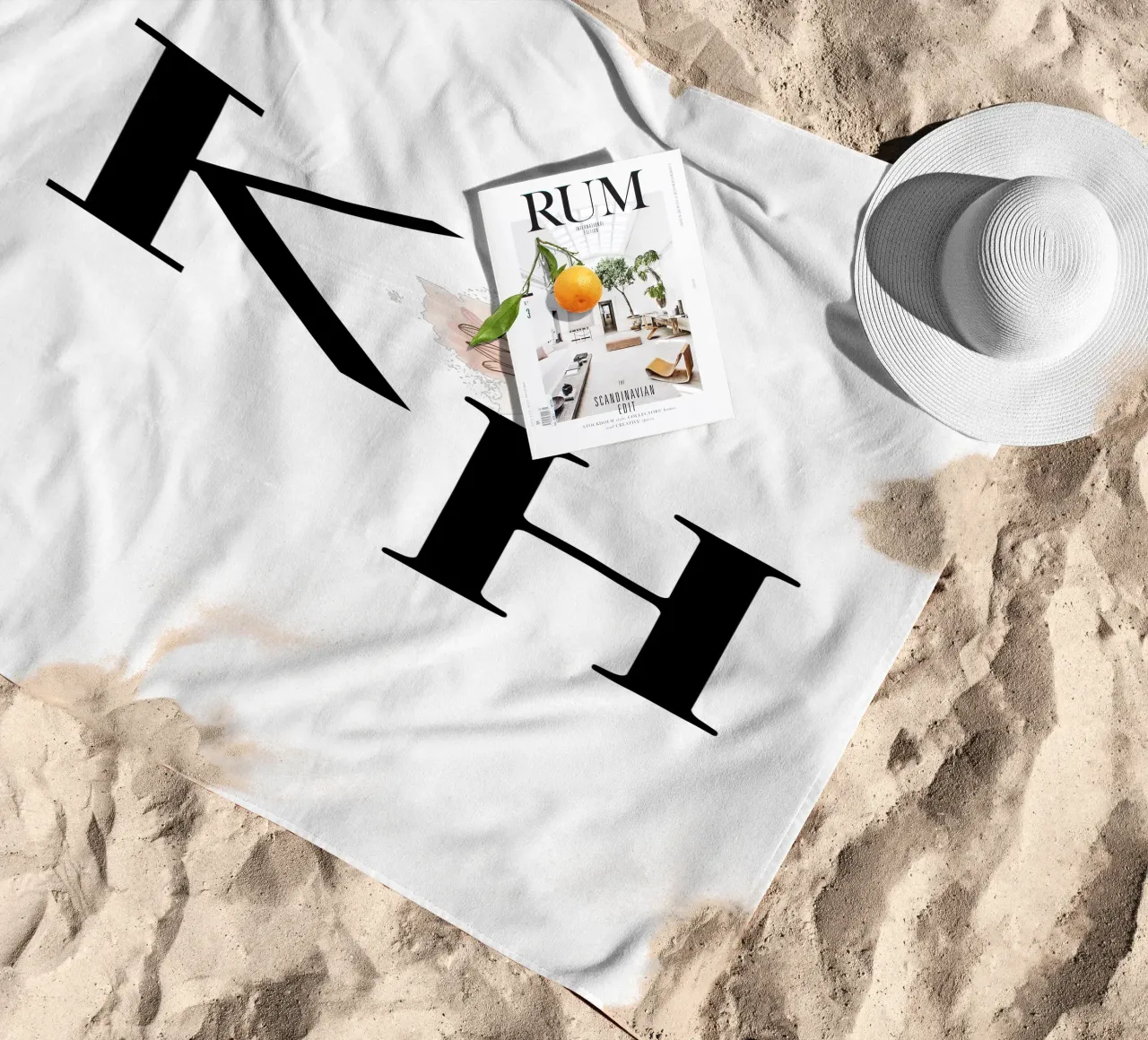 Lettere K e H con fiore - design monogramma telo mare da StrindesignStudio