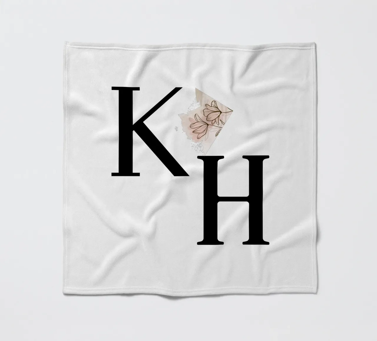 Lettere K e H con fiore - design monogramma coperta in pile da StrindesignStudio