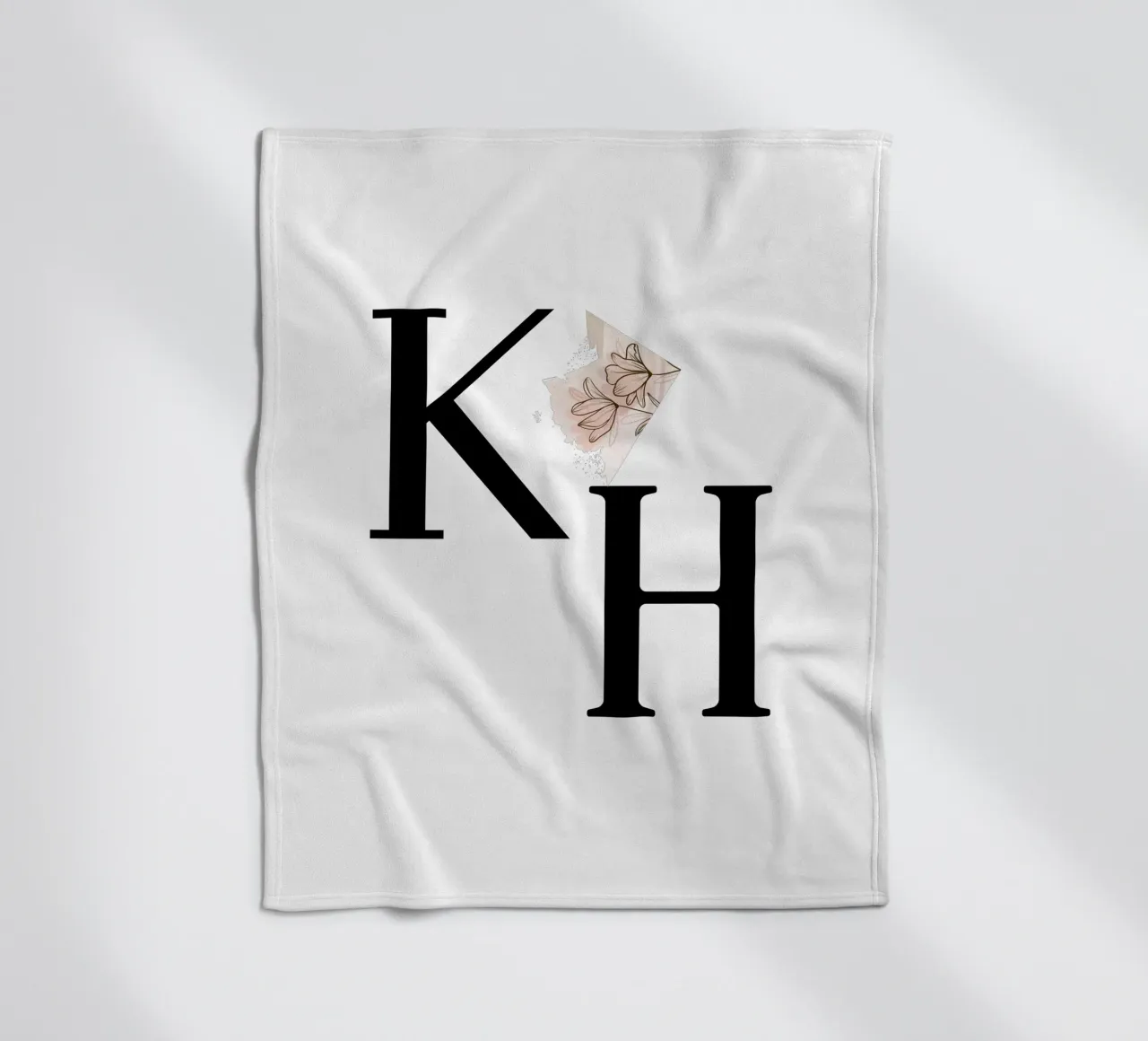 Lettere K e H con fiore - design monogramma coperta in pile da StrindesignStudio