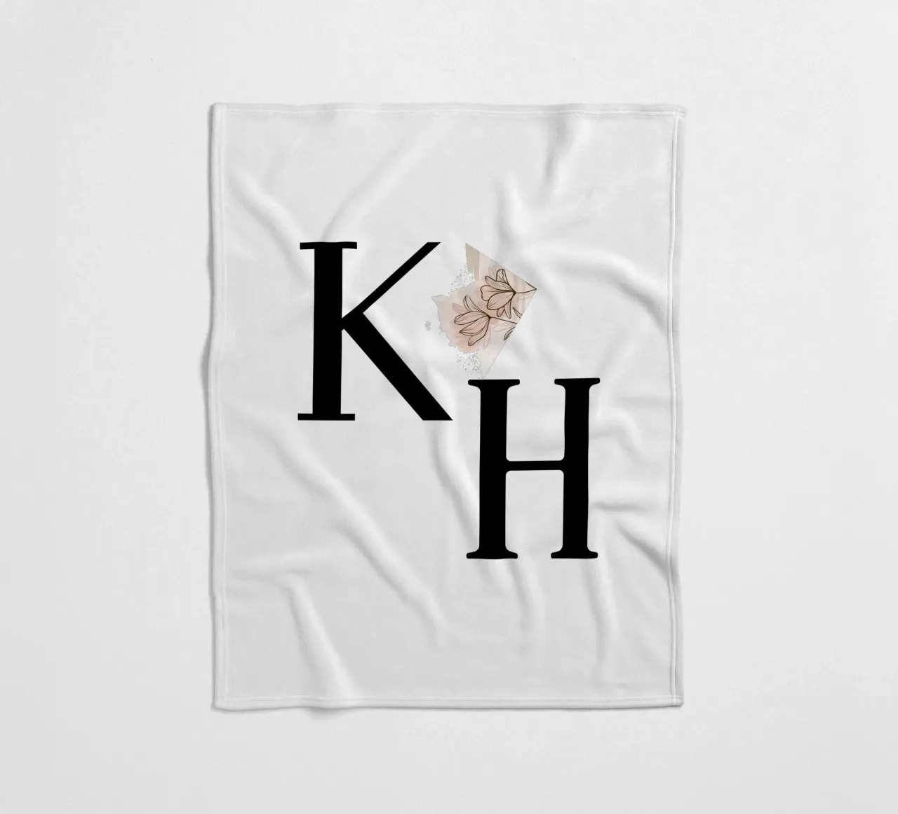 Lettere K e H con fiore - design monogramma coperta in pile da StrindesignStudio