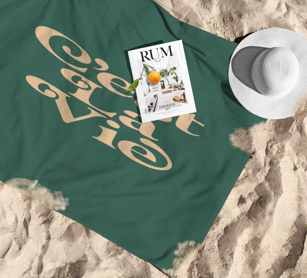 C'est La Vie Tipografia Design telo mare da THE MOTIVATED TYPE