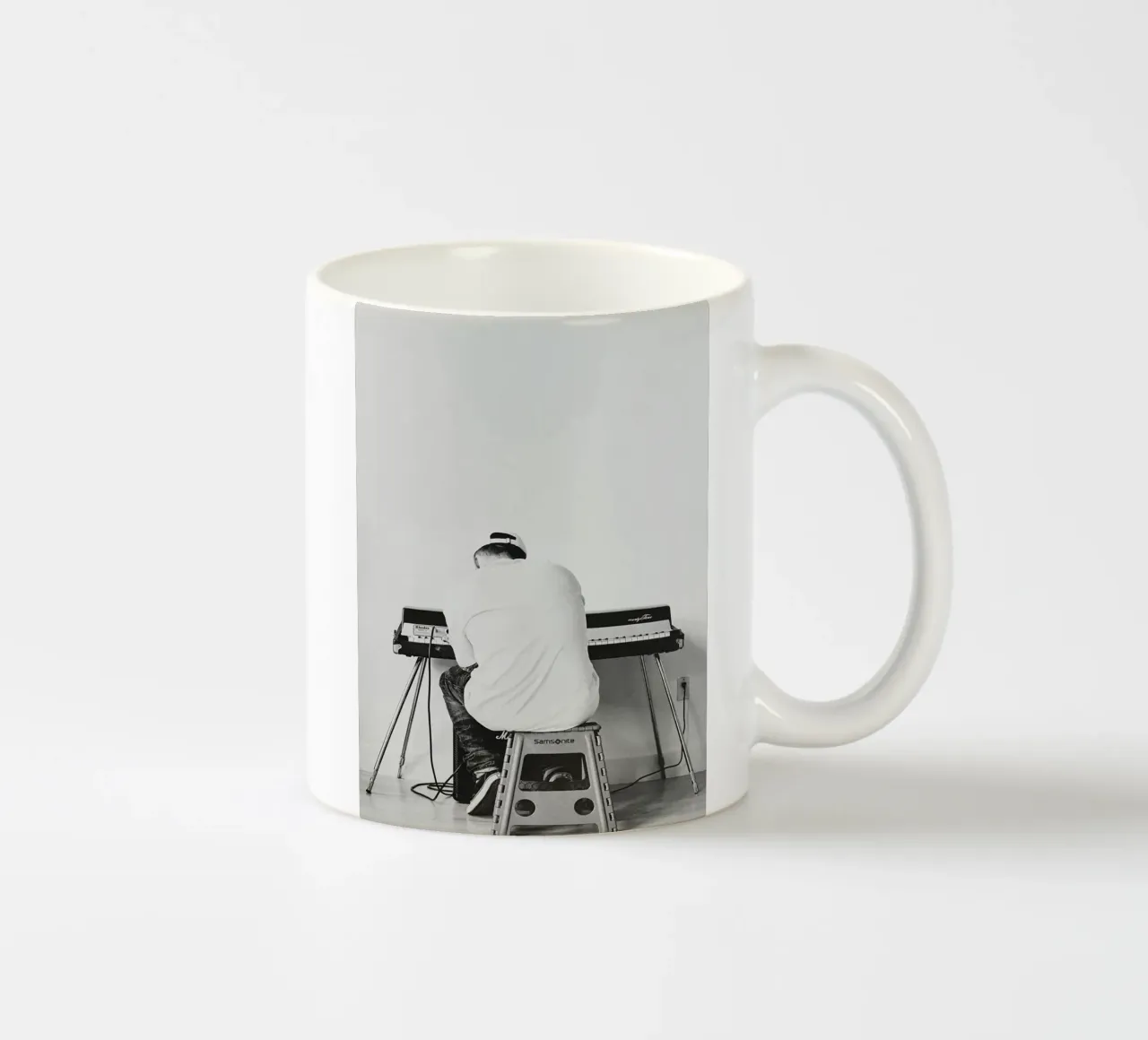 Black And White Mac Miller Playing Piano Poster tazza in ceramica da rockytamoe