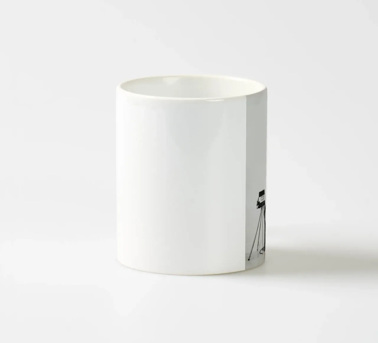 Black And White Mac Miller Playing Piano Poster tazza in ceramica da rockytamoe