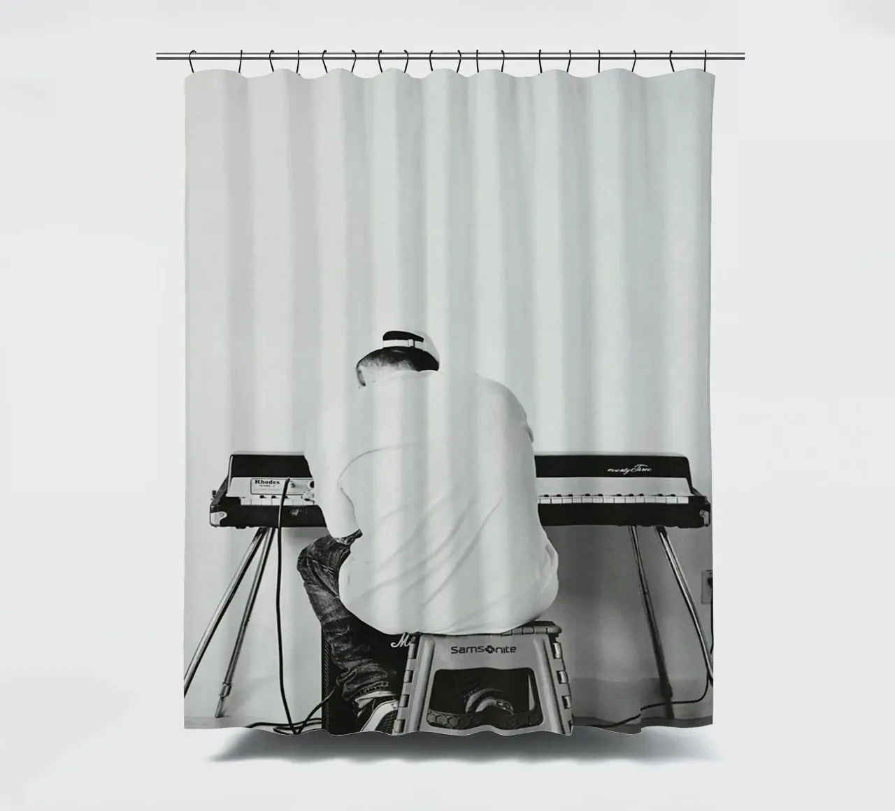 Black And White Mac Miller Playing Piano Poster tenda da doccia da rockytamoe