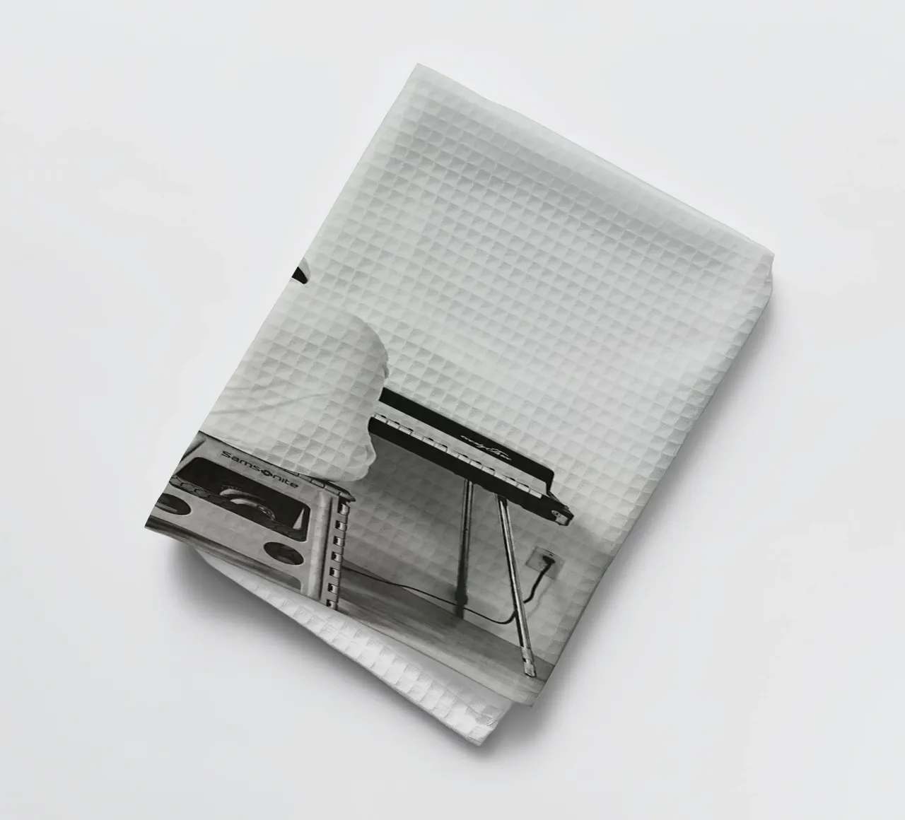 Black And White Mac Miller Playing Piano Poster canovaccio da cucina da rockytamoe