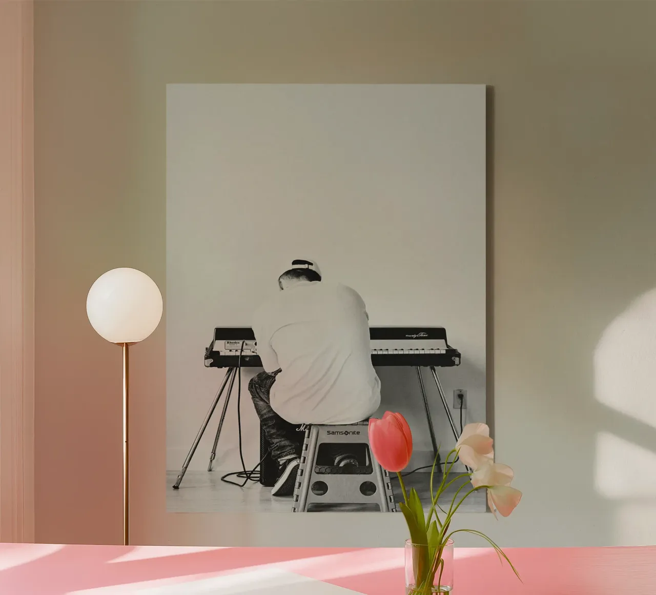 Black And White Mac Miller Playing Piano Poster canvas met Baklijst van rockytamoe