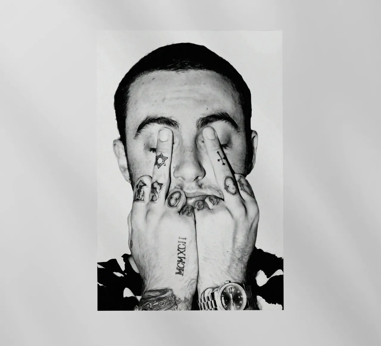 Black And White Middle Finger Mac Miller Poster pellicola backlit da rockytamoe
