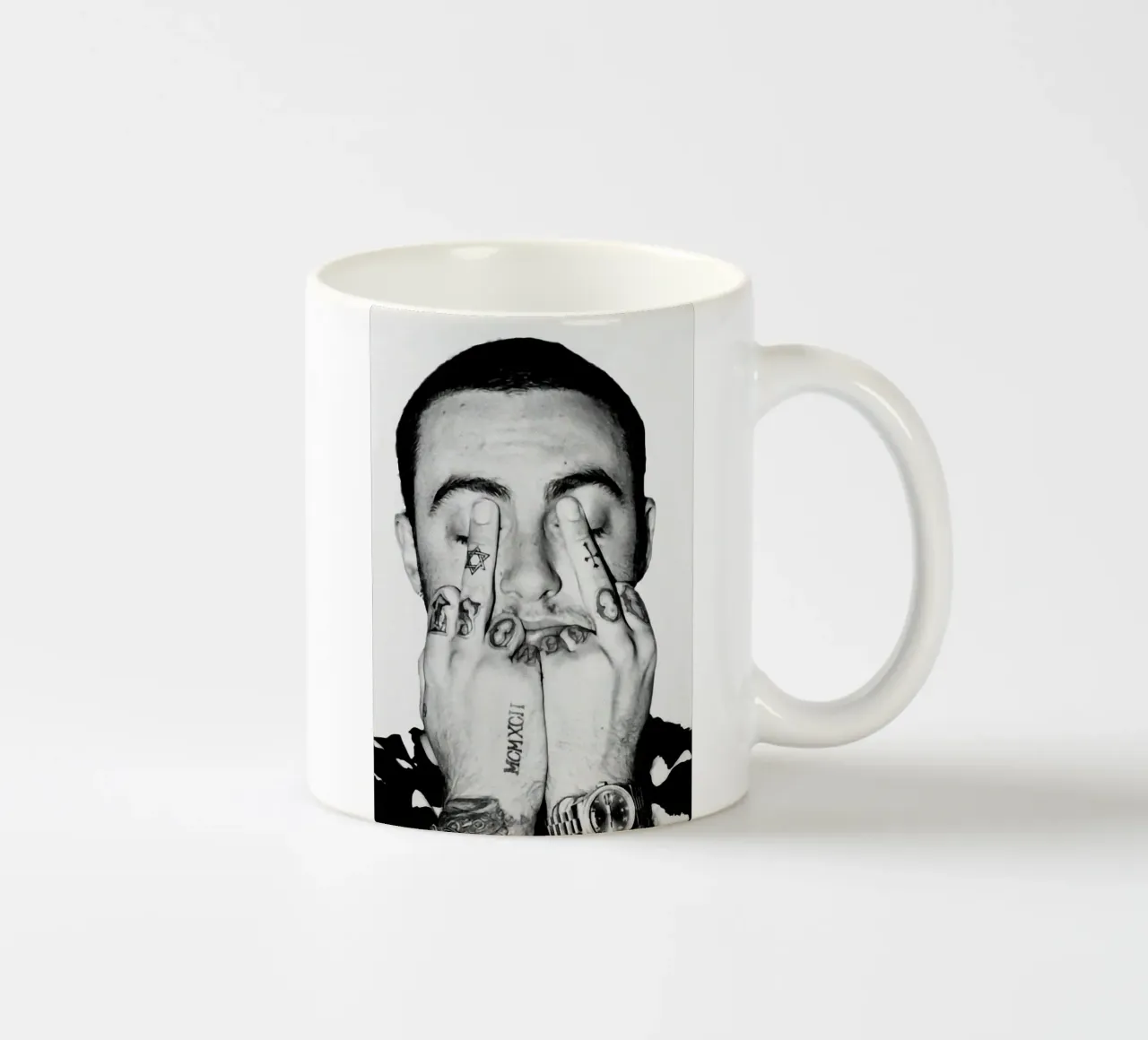 Black And White Middle Finger Mac Miller Poster tazza in ceramica da rockytamoe