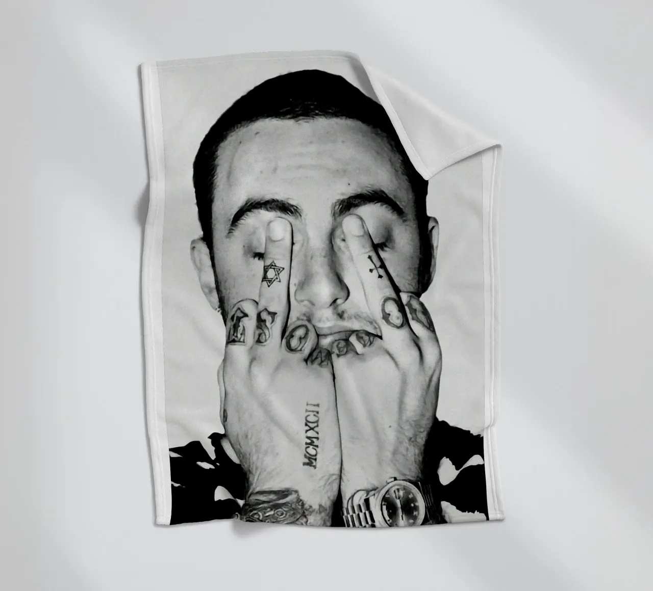 Black And White Middle Finger Mac Miller Poster coperta in pile da rockytamoe