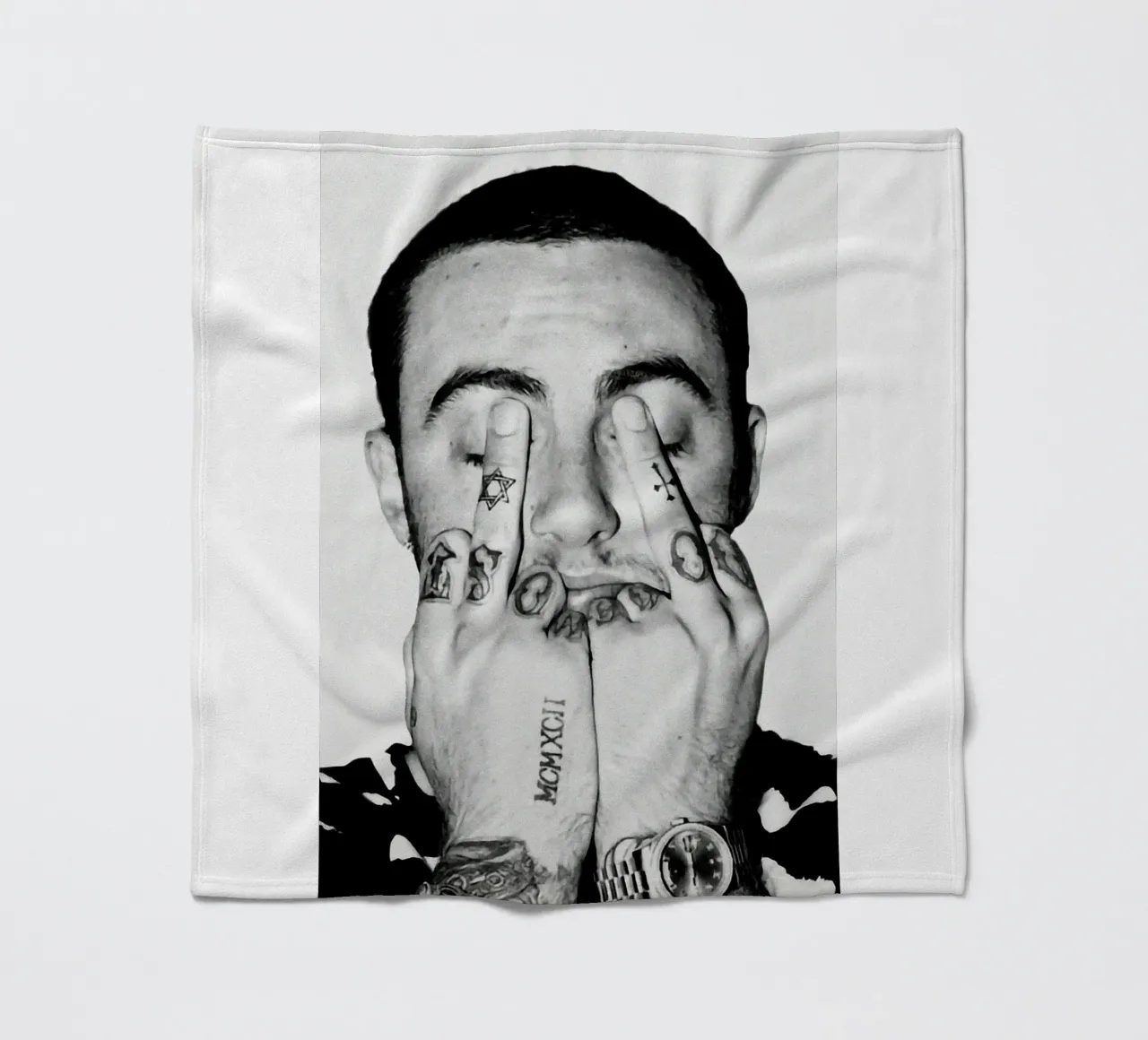 Black And White Middle Finger Mac Miller Poster coperta in pile da rockytamoe