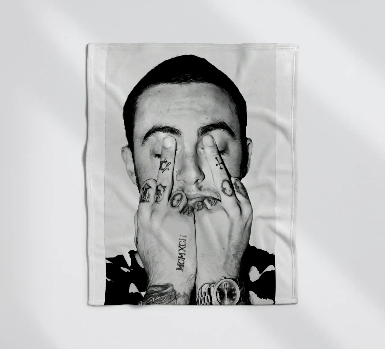 Black And White Middle Finger Mac Miller Poster coperta in pile da rockytamoe