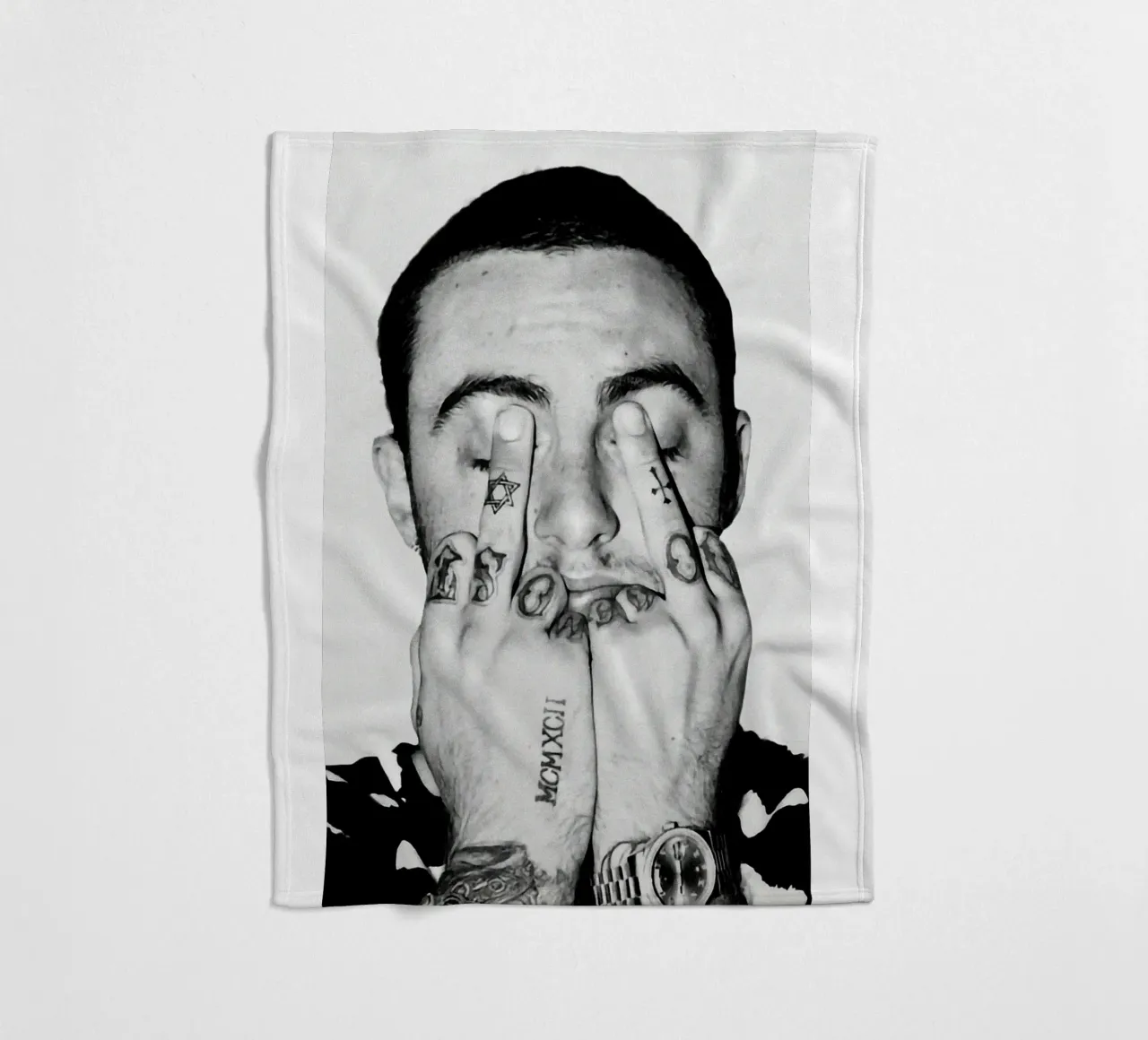Black And White Middle Finger Mac Miller Poster coperta in pile da rockytamoe