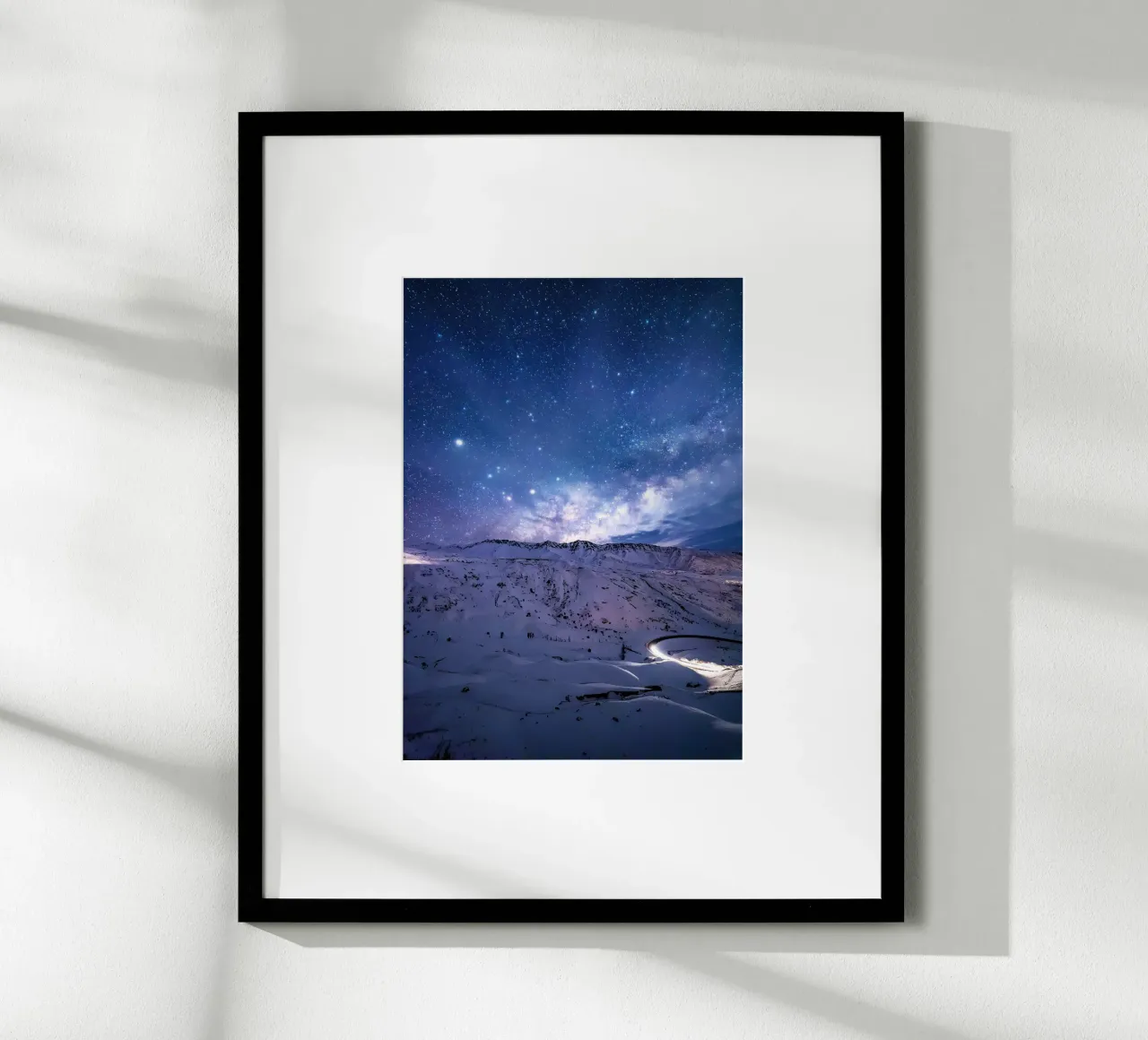 paesaggio notturno strada sentiero luminoso poster con telaio in legno da space words