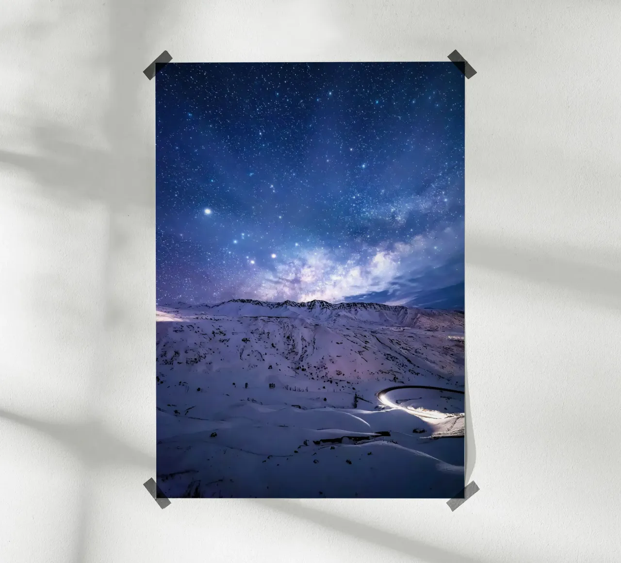 paesaggio notturno strada sentiero luminoso poster con telaio in legno da space words